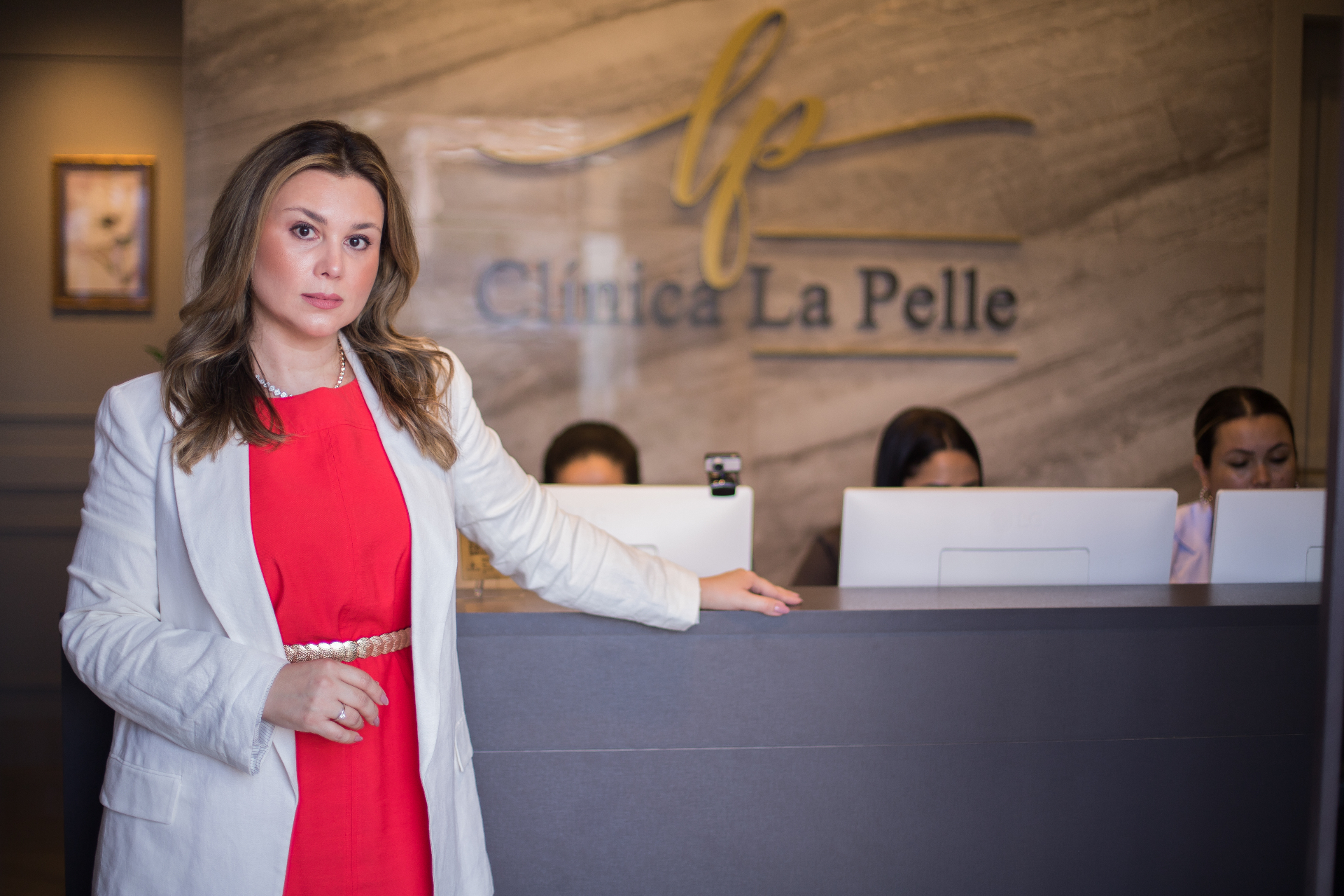 Clínica La Pelle — Dra. Leiliane Neaime na recepção